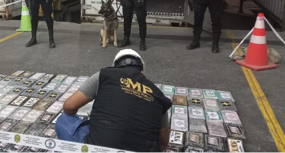 Paquetes con droga localizados en contenedor en Puerto Barrios, Izabal. (Foto Prensa Libre: PNC) 
