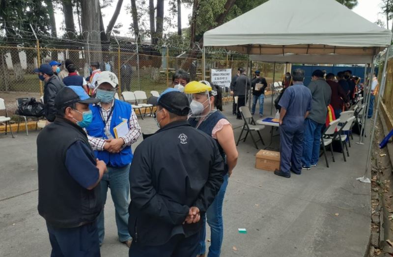 El Defensor de las personas trabajadoras  de la PDH  y la Inspectora General de Trabajo verificaron la situación de los trabajadores despedidos de la empresa Rayovac en Guatemala. (Foto Prensa Libre: Cortesía PDH)