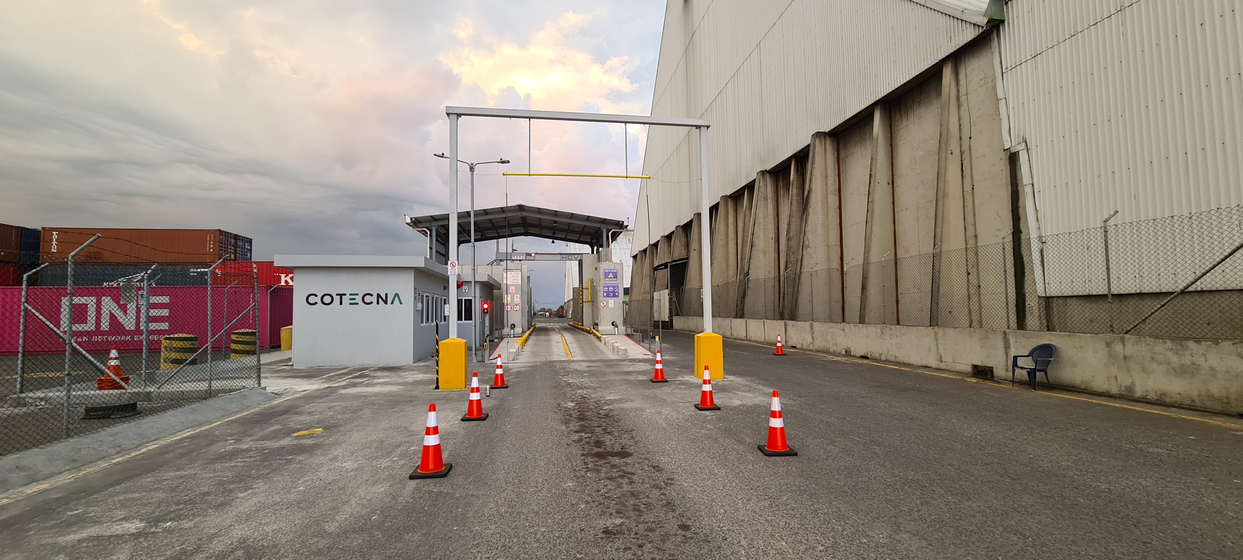 El módulo de rayos X empezó a funcionar en la EPQ en Escuintla para inspeccionar el contenido de mercancías de importación y exportación. (Foto Prensa Libre: cortesía EPQ)