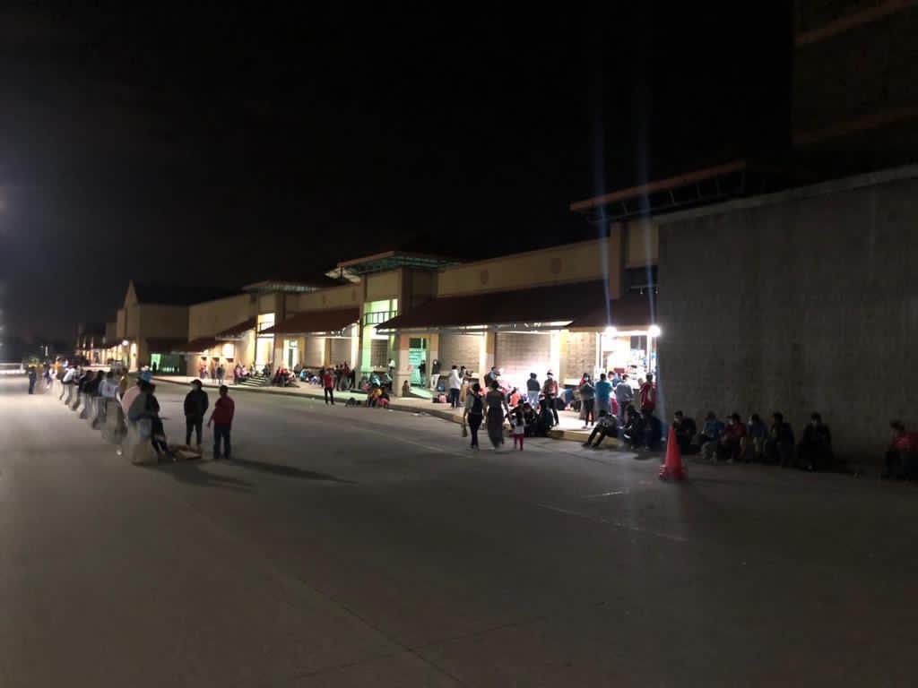 Migrantes llegan a una plaza en San Pedro Sula para sumarse a la caravana. (Foto tomada de Once Noticias/Twitter)