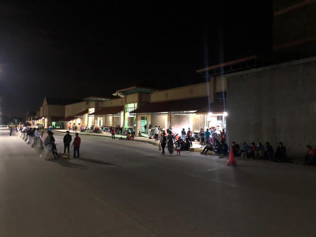 Migrantes llegan a una plaza en San Pedro Sula para sumarse a la caravana. (Foto tomada de Once Noticias/Twitter)