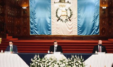 El Gobierno de Estados Unidos y el de Guatemala firmaron un memorando de entendimiento sobre la Iniciativa América Crece. (Foto Prensa Libre: Cortesía)