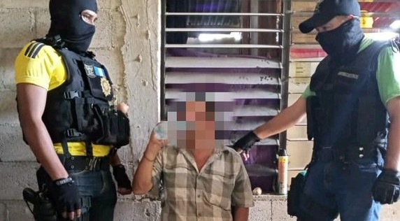 Agentes del Comando Antisecuestros liberan a un hombre en la Libertad, Petén. (Foto Prensa Libre: PNC)