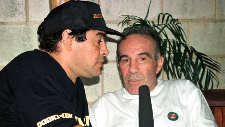Alfredo Cahe, exmédico de Diego Maradona, con el astro argentino. Twitter