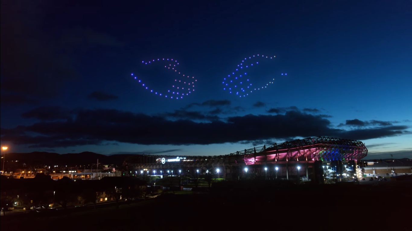Unas manos coloridas brillaron sobre la capital escocesa, como parte del espectáculo anual. (Foto: YouTube UnderbellyLtd)