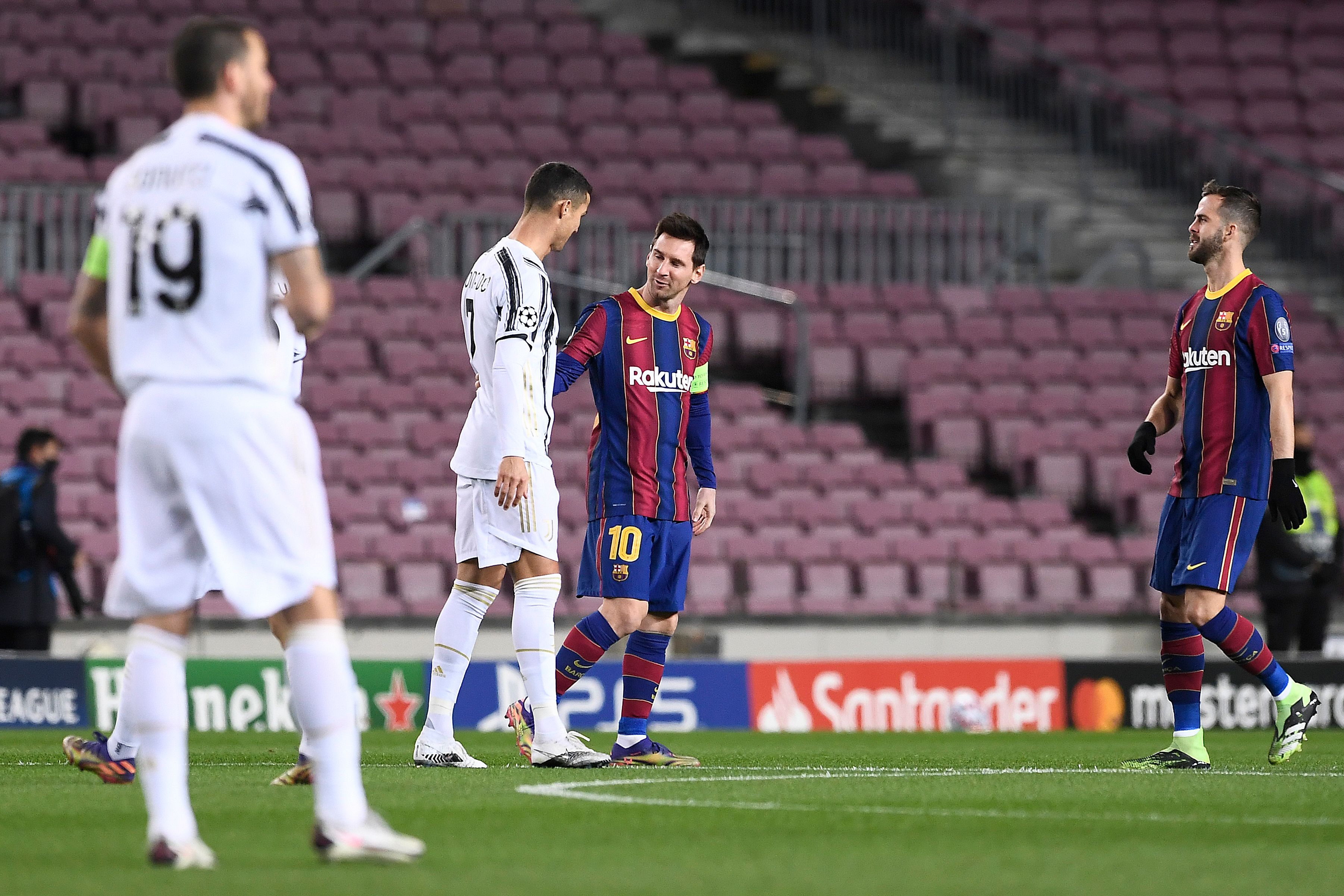 Cristiano Ronaldo y  Lionel Messi se saludan con un abrazo antes de dar inicio el juego. Foto Prensa Libre: AFP.