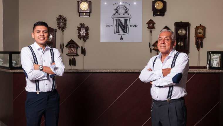Noé y Sergio Rodríguez se dedican a la relojería por pasión. (Foto Prensa Libre: cortesía Relojería Don Noé).