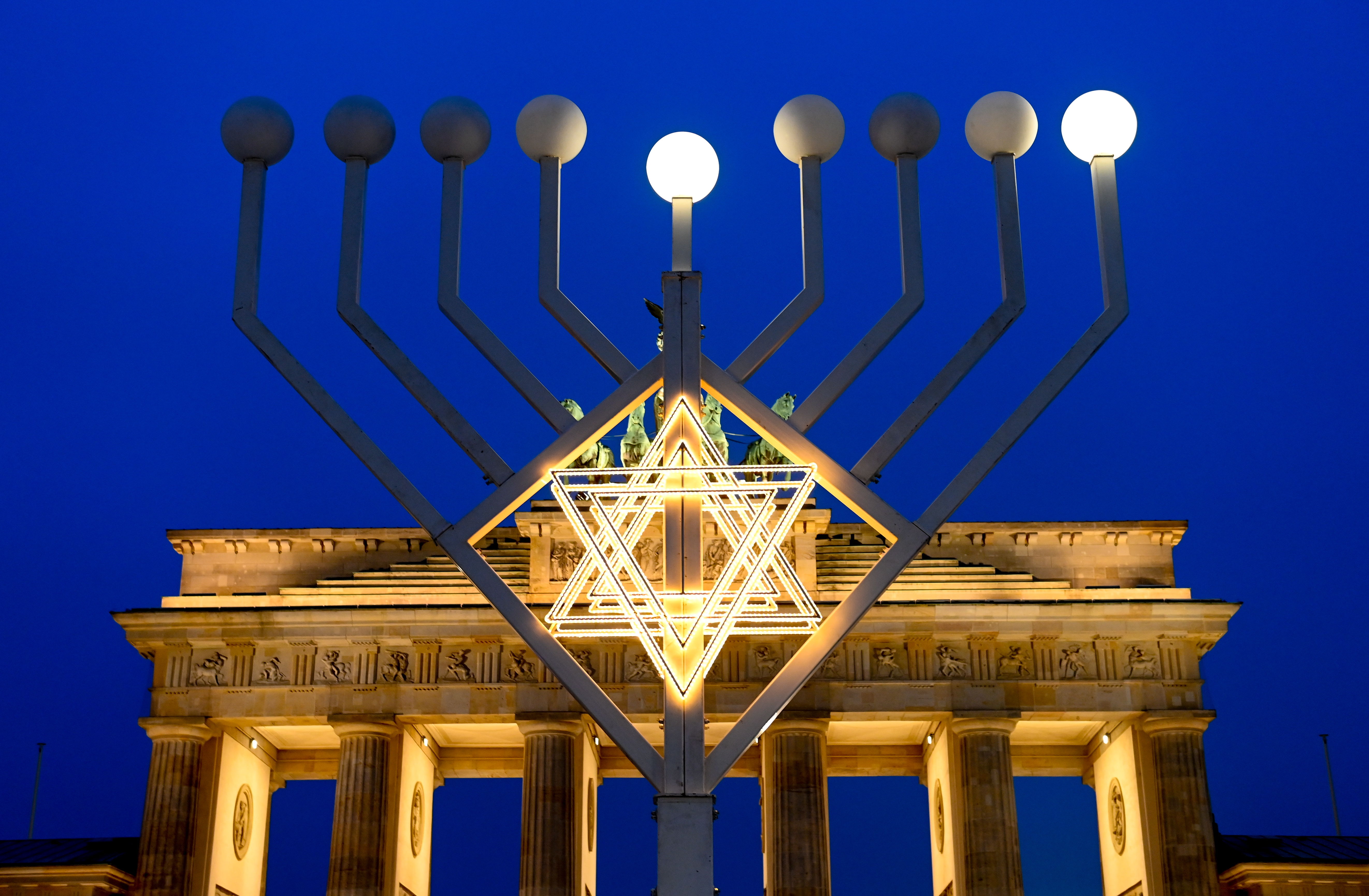 Hanukkah es una de las fiestas más celebradas del mundo y la luz es su esencia. (Foto Prensa Libre: EFE)