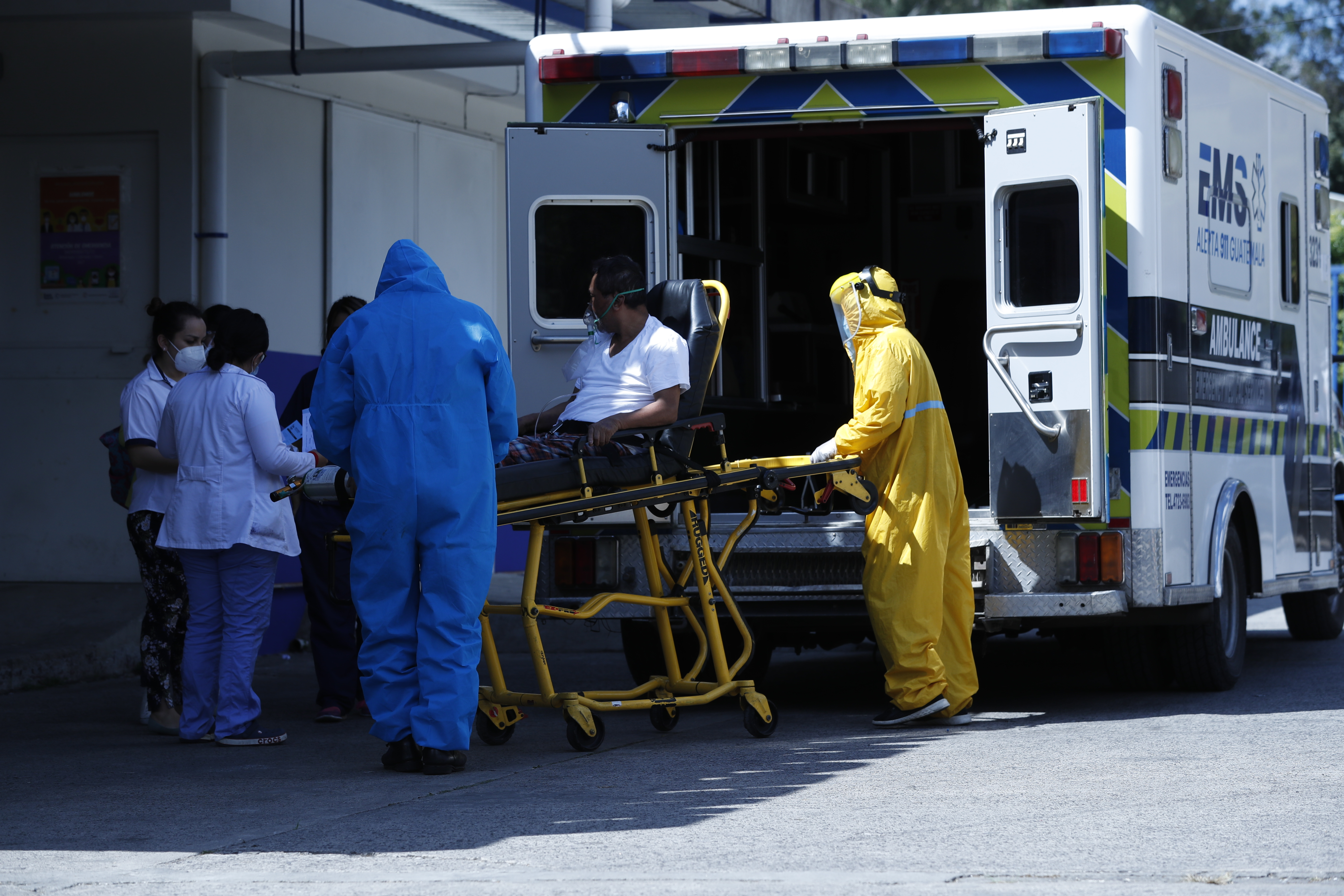 Médicos del Hospital Roosevelt reciben en la emergencia a un enfermo de covid. (Foto Prensa Libre: Esbin García)




Fotografa  Esbin Garcia 15- 12-20