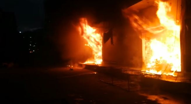 Incendio en Boca del Monte. (Foto Prensa Libre: Víctor Gómez, de los Bomberos Voluntarios)