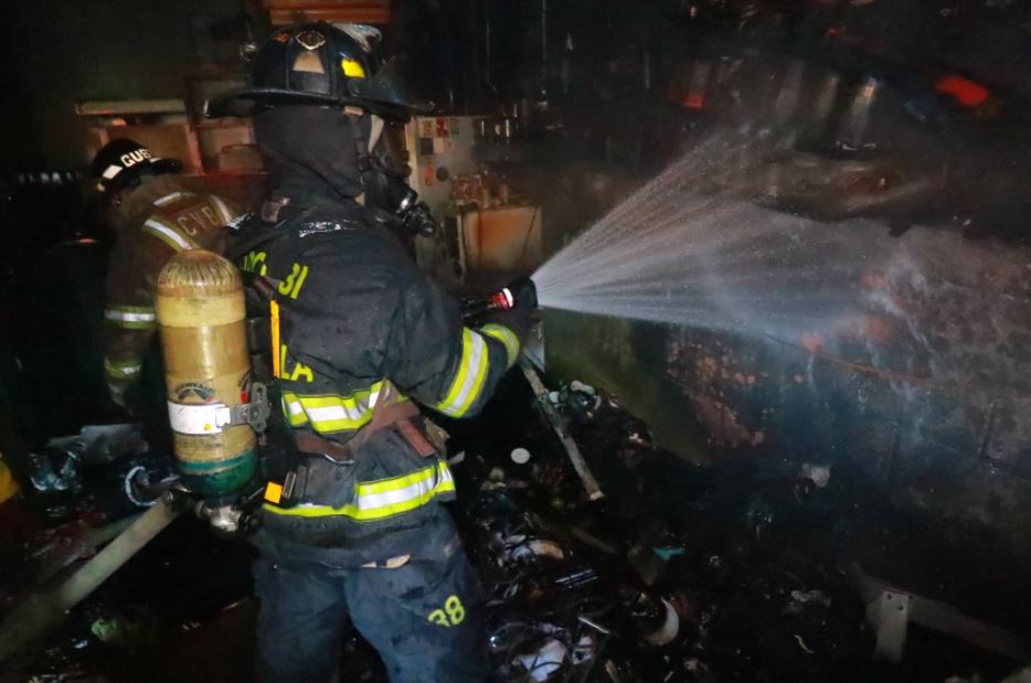Incendio que destruyó local de la Olla Comunitaria. (Foto Prensa Libre: BV)