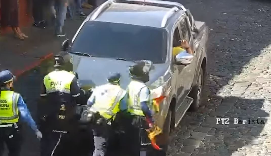 Agentes de la PMT de Antigua Guatemala impiden paso de vehículo. (Foto Prensa Libre: Tomada de Facebook) 