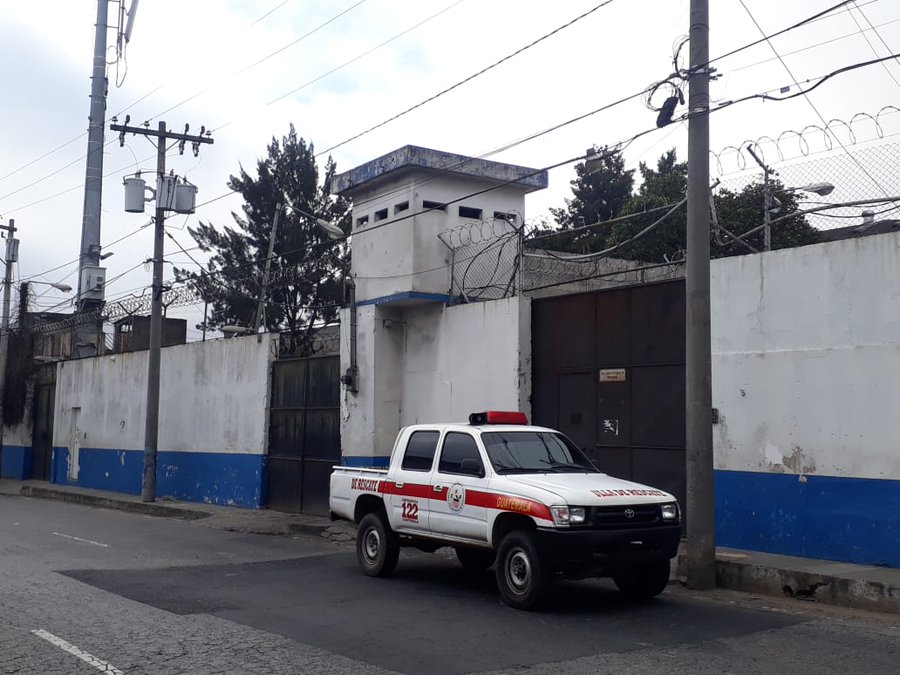 El interno falleció en el Centro Correccional Las Gaviotas. (Foto Prensa Libre: Bomberos Voluntarios) 