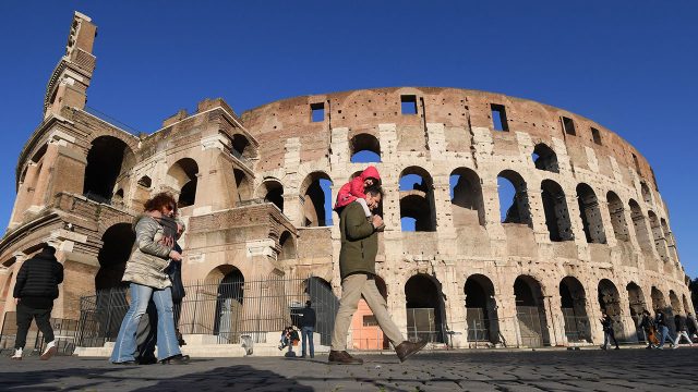 Personas visitan el Coliseo, en Roma, Italia. Foto: Alberto Lingria / Xinhua / Notimex.
