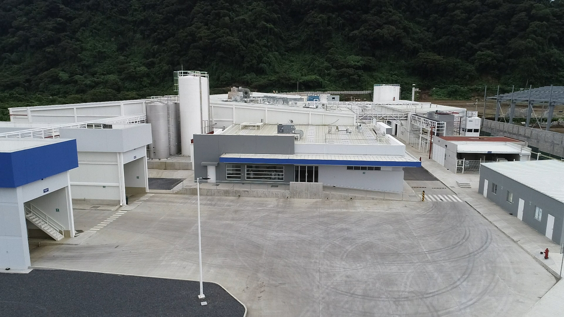 En Palín, Escuintla el Grupo Lala opera una planta que procesa 200 mil litros de leche al día. (Foto Prensa Libre: Cortesía) 