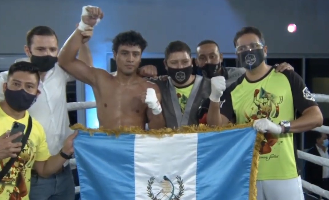 El boxeador guatemalteco Léster Martínez, celebra en México. (Foto Prensa Libre: )