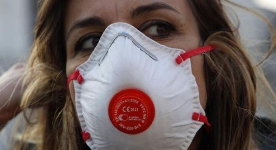 Muchas personas usan mascarilla con válvula para protegerse del covid-19. (Foto Prensa Libre: Tomada de La Vanguardia)