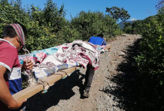 Mujer que dio a luz en Chiantla es trasladada en camilla improvisada hacia el Hospital Regional de Huehuetenango. (Foto Prensa Libre: Mike Castillo) 