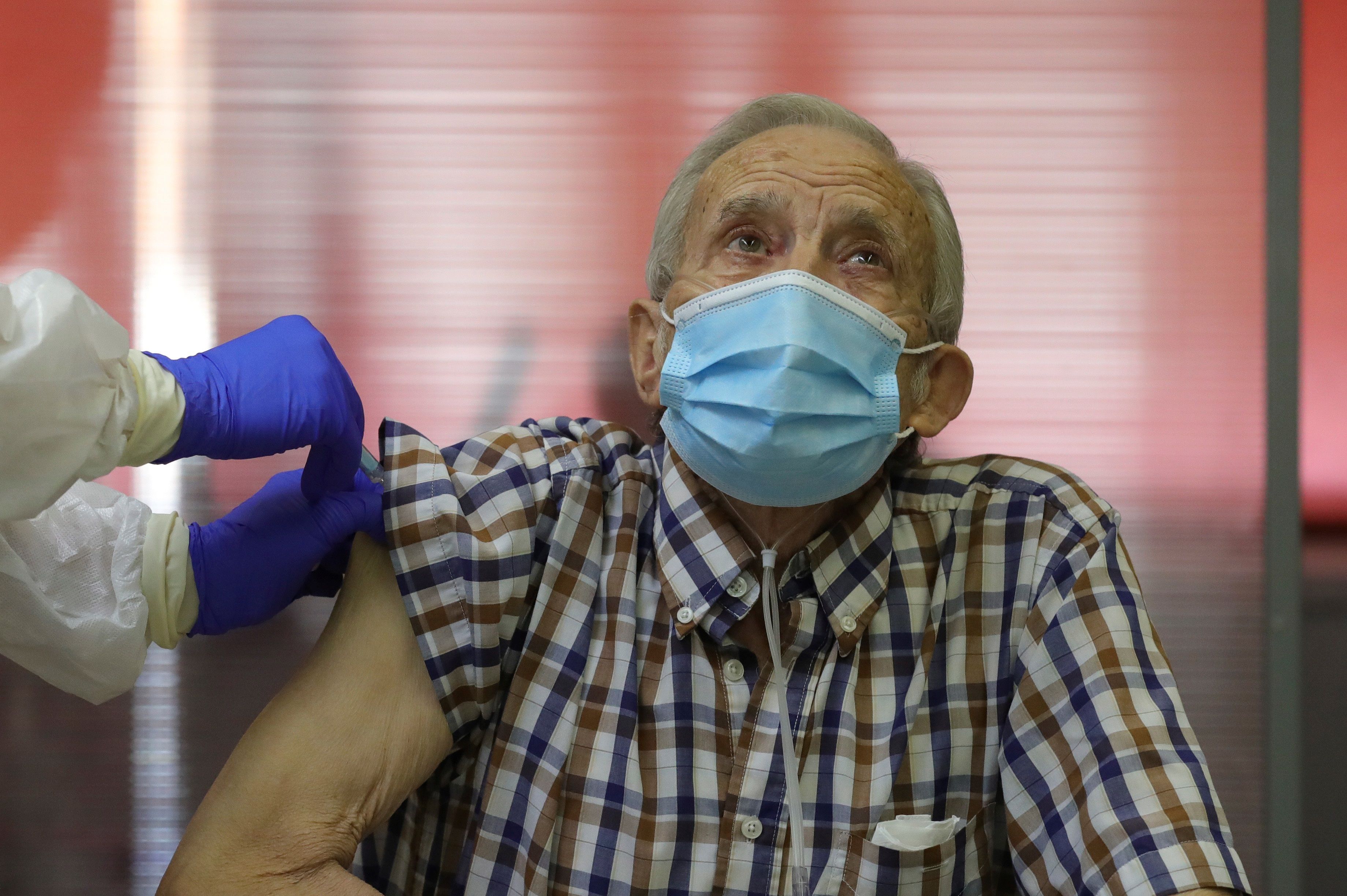 Nicanor, de 72 años, es el primer residente en recibir una dosis de la vacuna contra la covid-19 en Madrid este domingo, en la residencia de mayores Vallecas de Madrid. (Foto Prensa Libre: EFE)