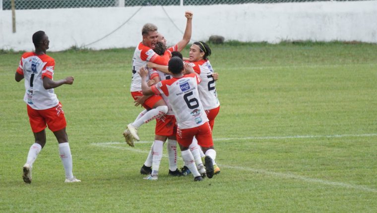 Deportivo Mictlán le ganó la serie 5 a 2 a Siquinalá. Foto Prensa Libre: Cortesía Andrés Nadf.