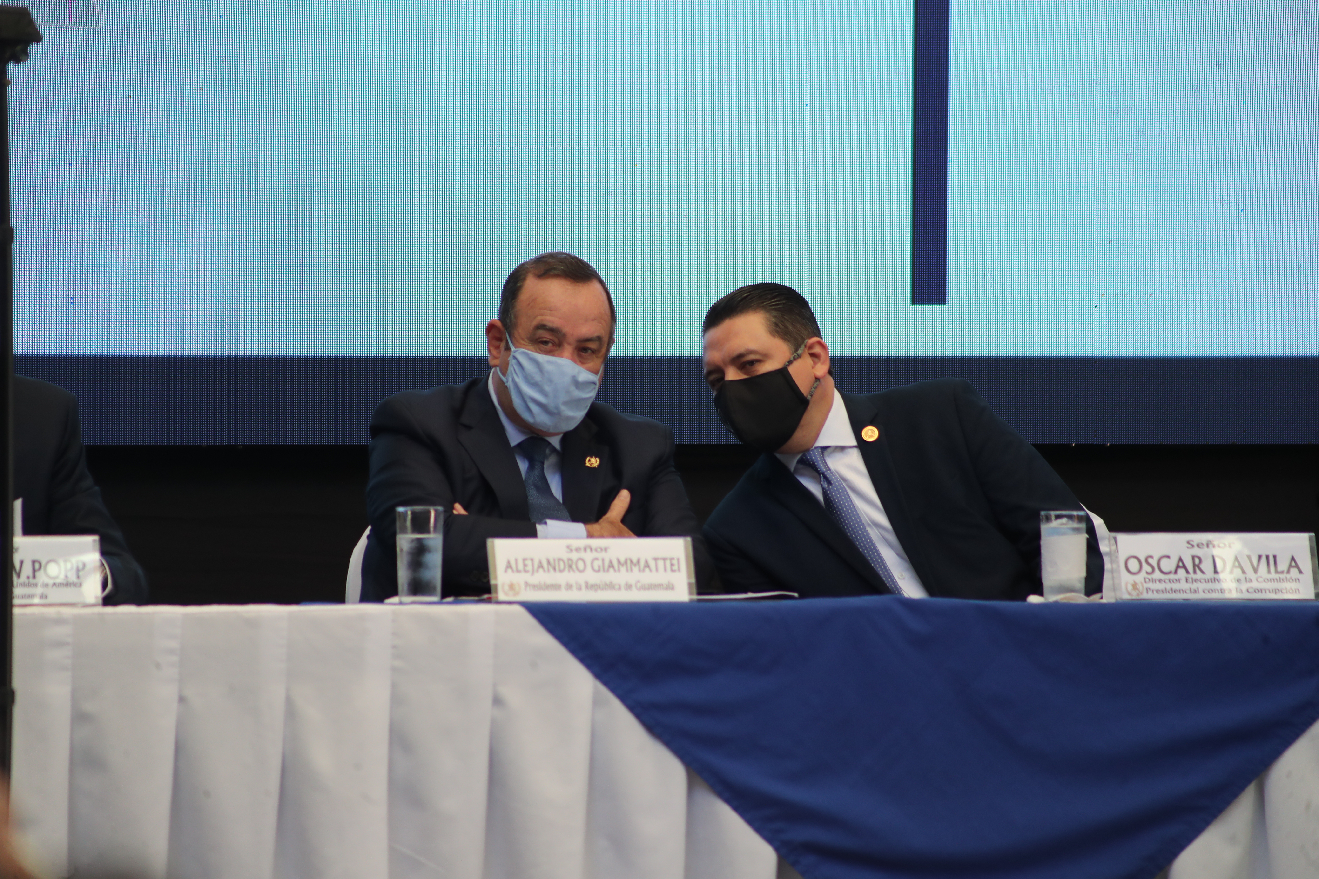 El presidente Alejandro Giammattei y el comisionado Oscar Dávila durante una actividad en el Día internacional contra la Corrupción, el 9 de diciembre. (Foto Prensa Libre: Hemeroteca PL)
