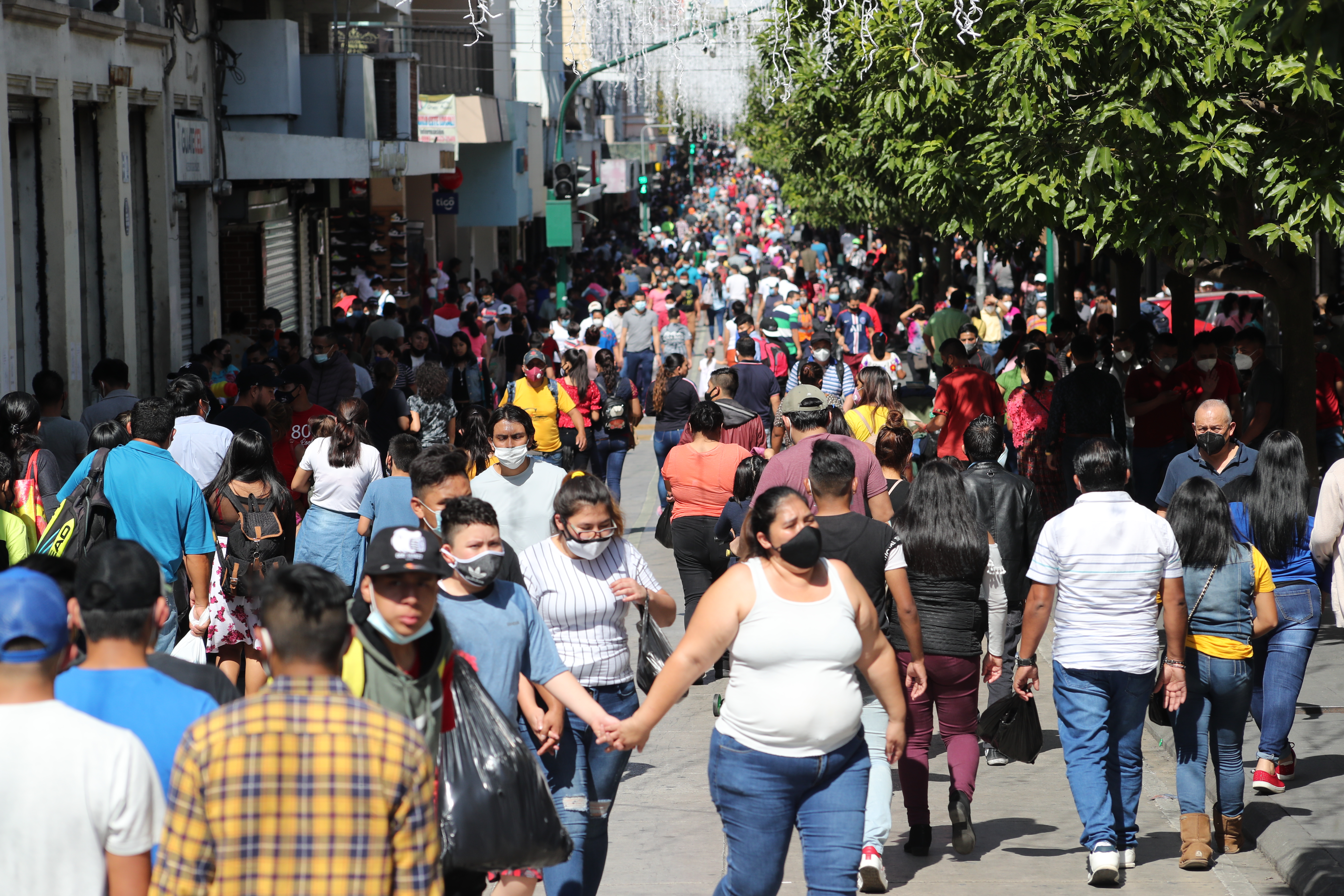 En pandemia del Coronavirus aglomeraciones de personas en el paseo de la Sexta Avenida de la zona 1, donde las personas llegan a comprar regalos y estrenos para las fiestas de fin de ao.


Fotografa. Erick Avila:                            13/11/2020