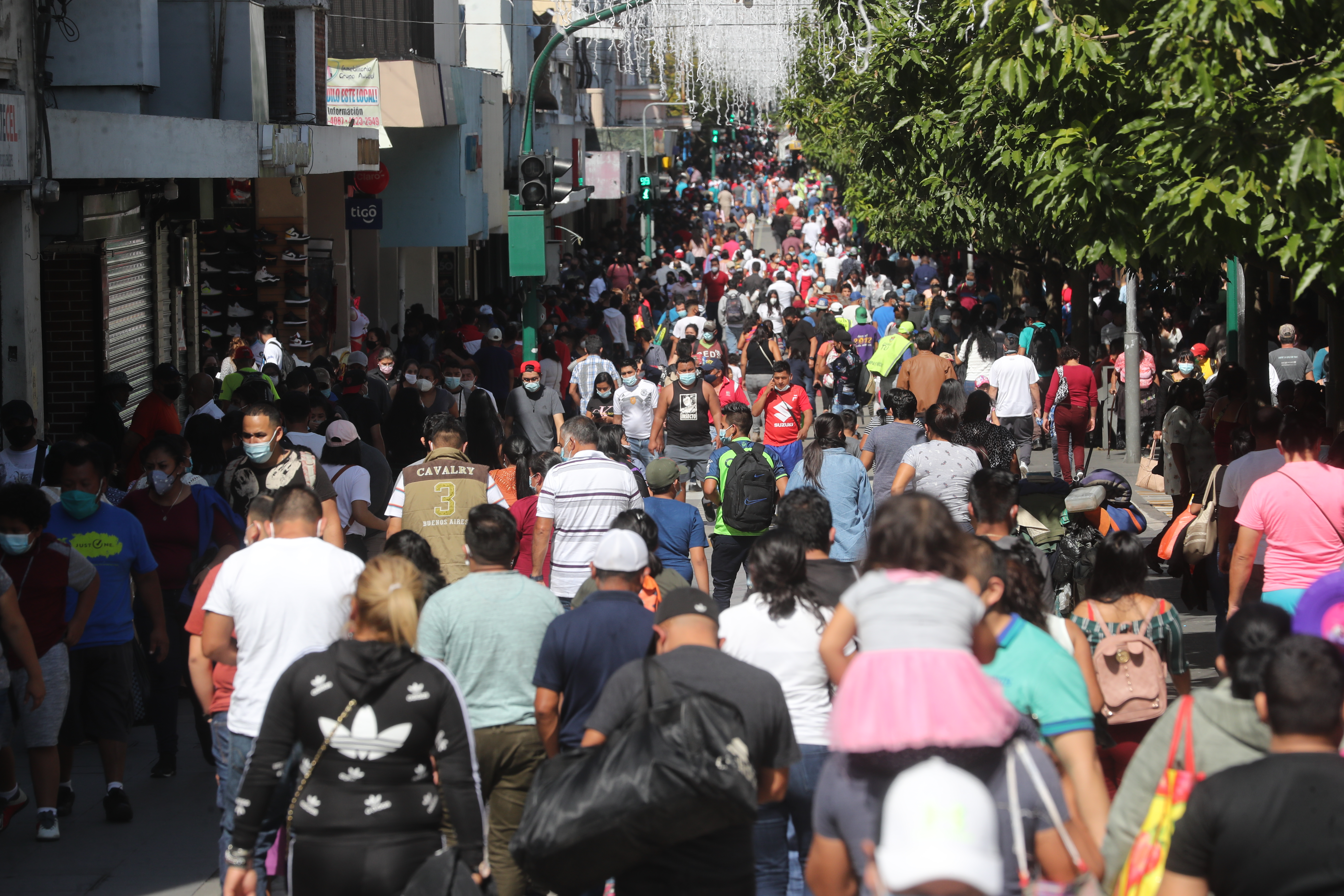 En el Paseo Sexta Avenida se observó un mayor movimiento de personas este domingo 13 de diciembre. (Foto Prensa Libre: Érick Ávila)
