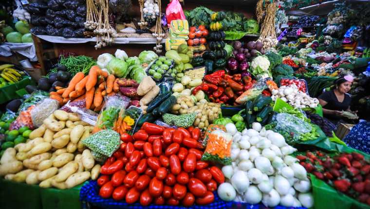 Algunos productos agrícolas registraron alzas en enero como un rezago de los efectos causados por las tormentas Eta e Iota en noviembre pasado y que incidió en la inflación, según las autoridades del Banguat. (Foto Prensa Libre: Hemeroteca)   