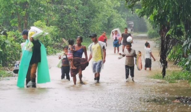 Las inundaciones por Eta e Iota obligaron a que muchos guatemaltecos abandonaran sus hogares. (Foto Prensa Libre: Hemeroteca PL)