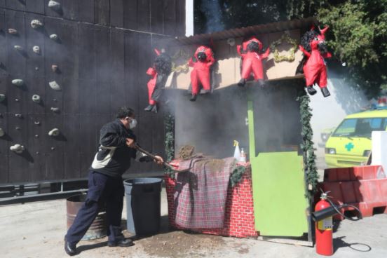 Socorrista efectúa simulacro en de incendio en una venta de juegos pirotécnicos. (Foto Prensa Libre: Érick Ávila)
 
