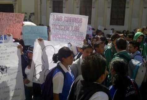 Estudiantes de magisterio protestan en el 2012 frente al Congreso por el pénsum ampliado. (Foto Prensa Libre: Hemeroteca PL)