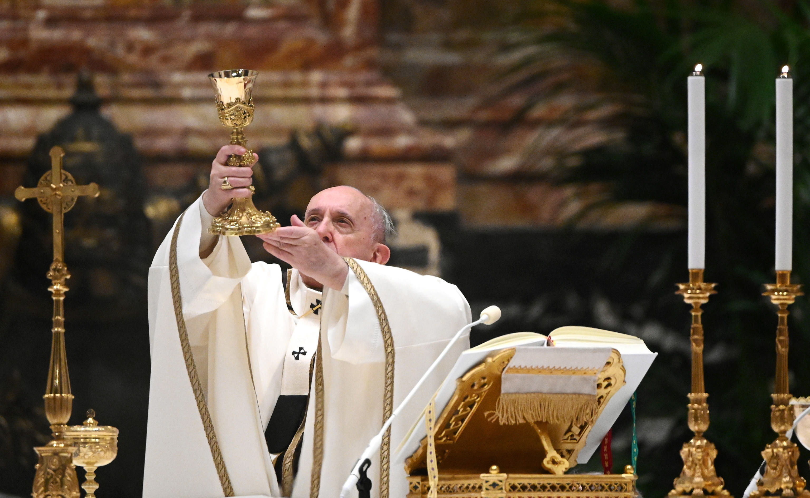 El papa Francisco dirige una misa de Nochebuena para conmemorar la natividad de Jesucristo, en la basílica de San Pedro en el Vaticano. (Foto Prensa Libre: EFE)