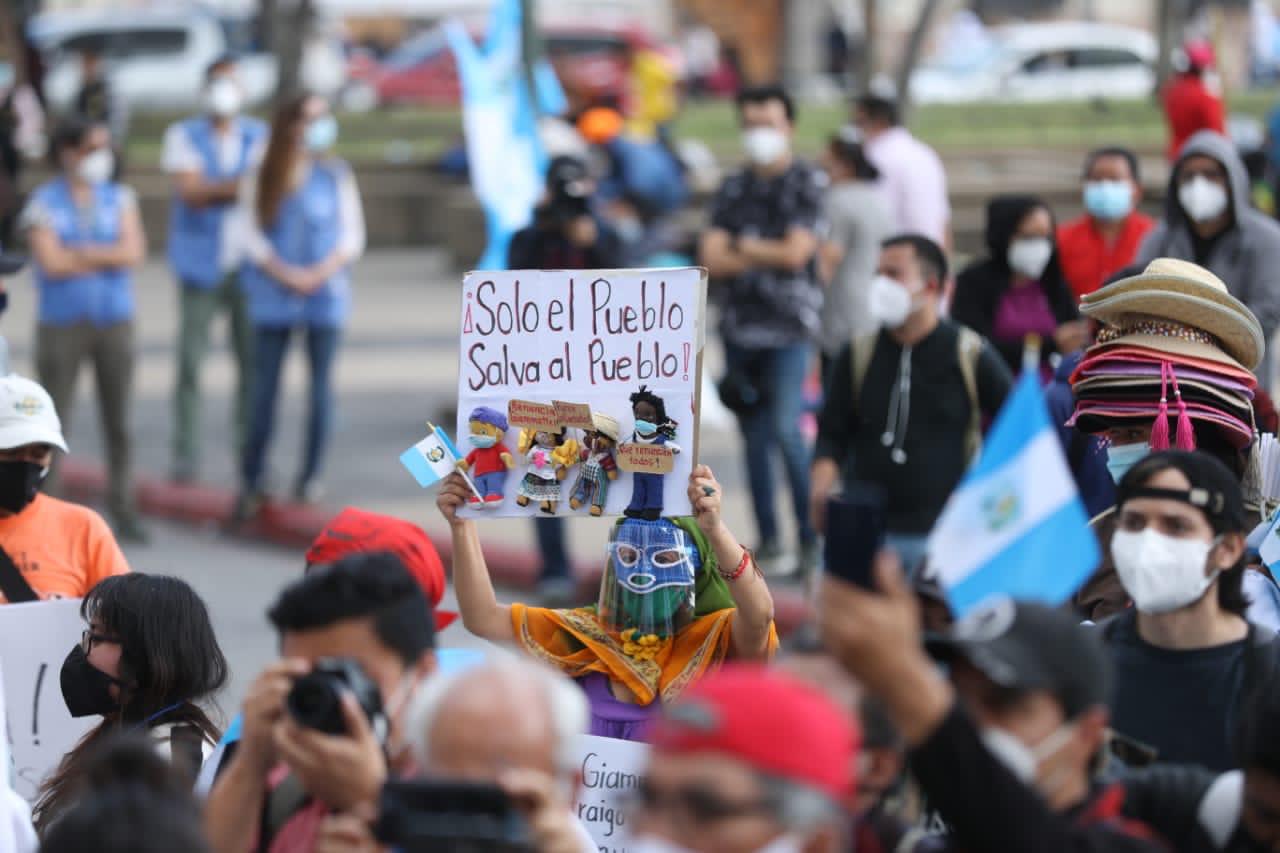 Guatemaltecos muestran su rechazo a funcionarios de los organismos de Estado y sus acciones. (Foto Prensa Libre: Fernando Cabrera)