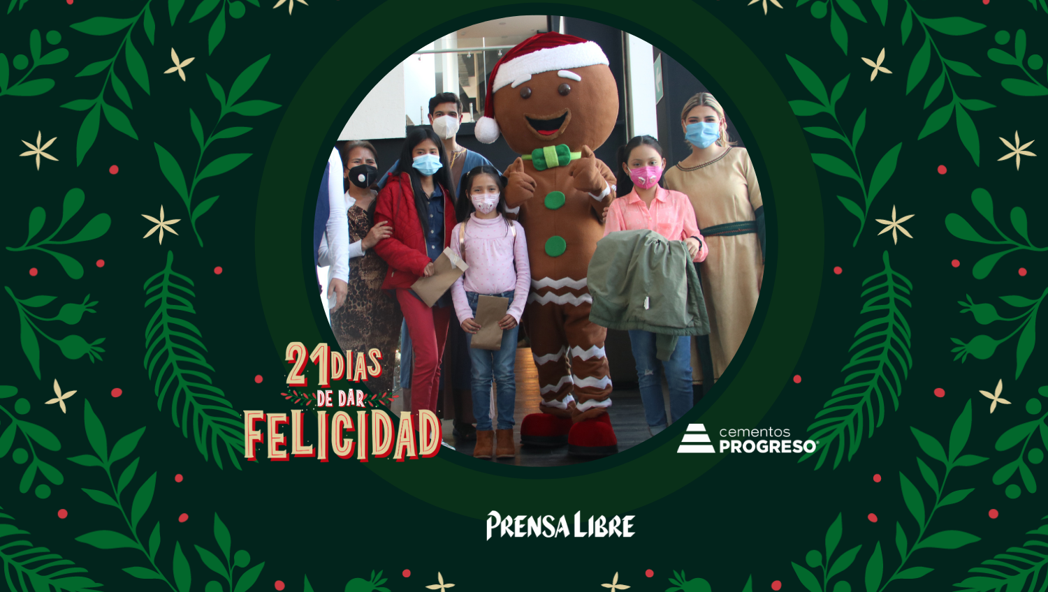 Al finalizar la obra, la familia tuvo la oportunidad de saludar a los actores prinicipales, quienes le entregaron un presente de parte de Johana Mendoza. (Foto Prensa Libre: Jorge Ovalle) 