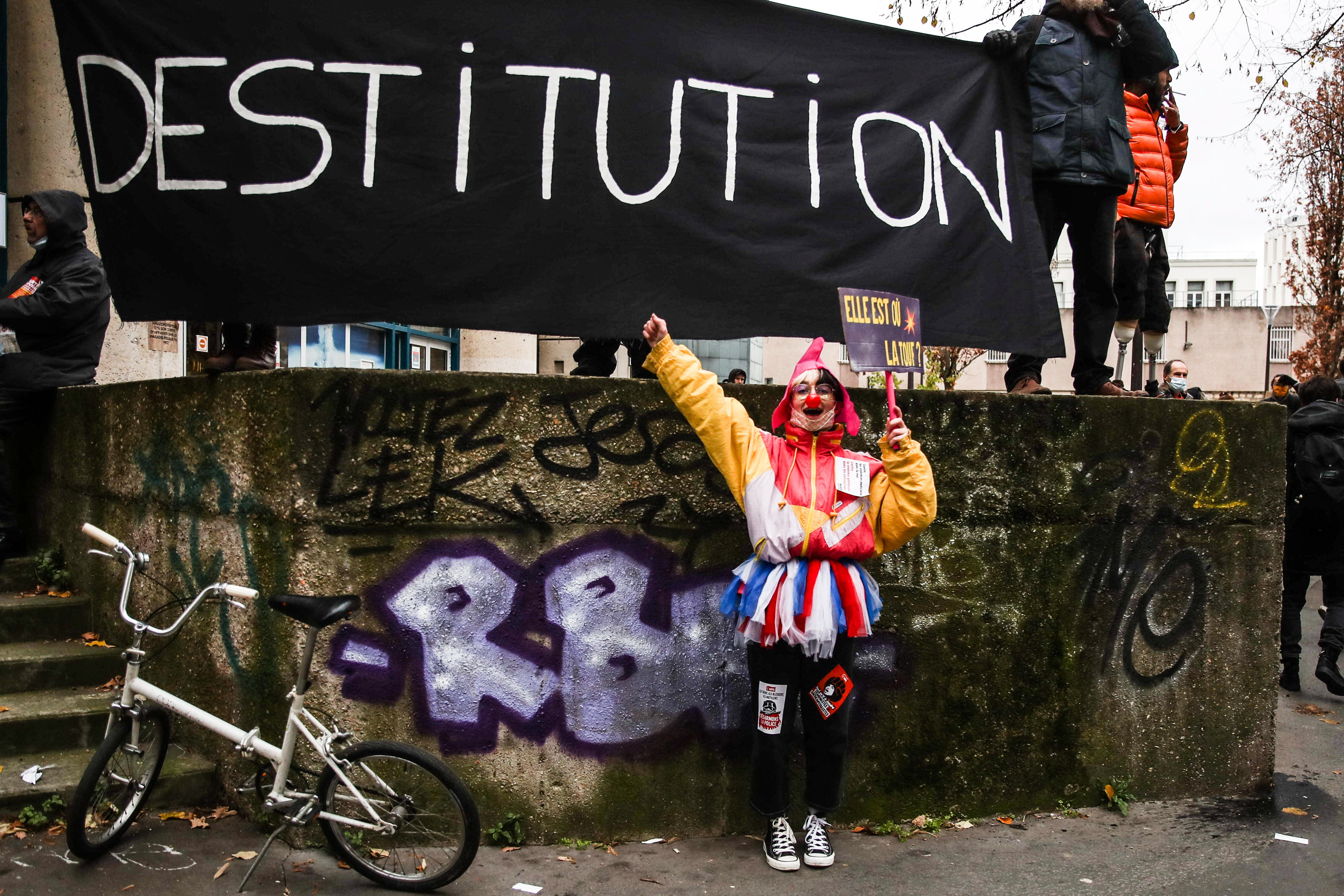 Un manifestante disfrazado de payaso junto a un cartel que dice 'despido' en una protesta contra la controvertida ley de seguridad global de Francia. (Foto Prensa Libre: EFE)
