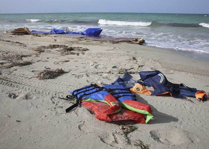 Ascienden a 29 los migrantes fallecidos durante un naufragio en el mar. Foto Prensa Libre: AFP. 