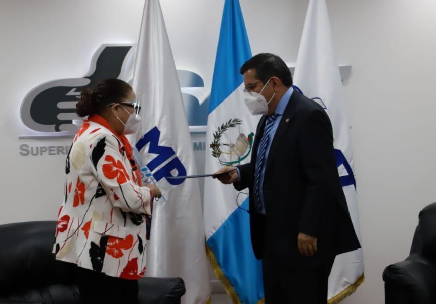 La fiscal general Consuelo Porras recibe de forma simbólica el software de parte de la SAT. (Foto Prensa Libre: MP) 