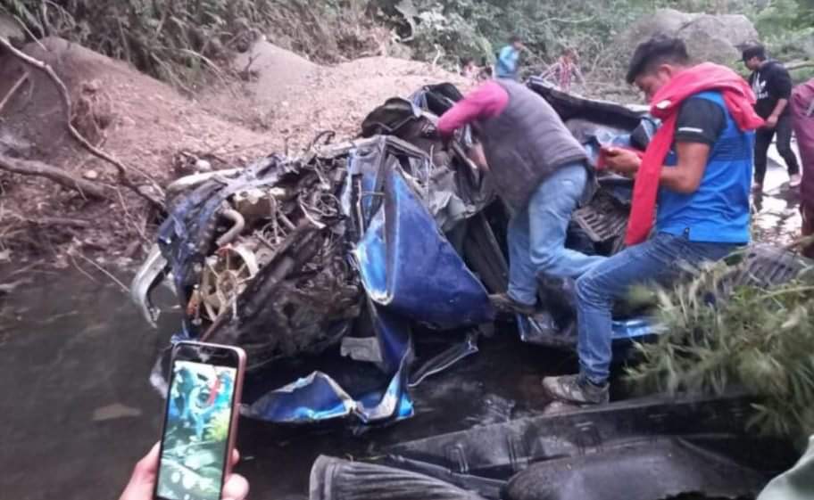 El picop en el que viajaban las víctimas quedó destruido luego de haber caído a un barranco. (Foto Prensa Libre: A. Coyoy)