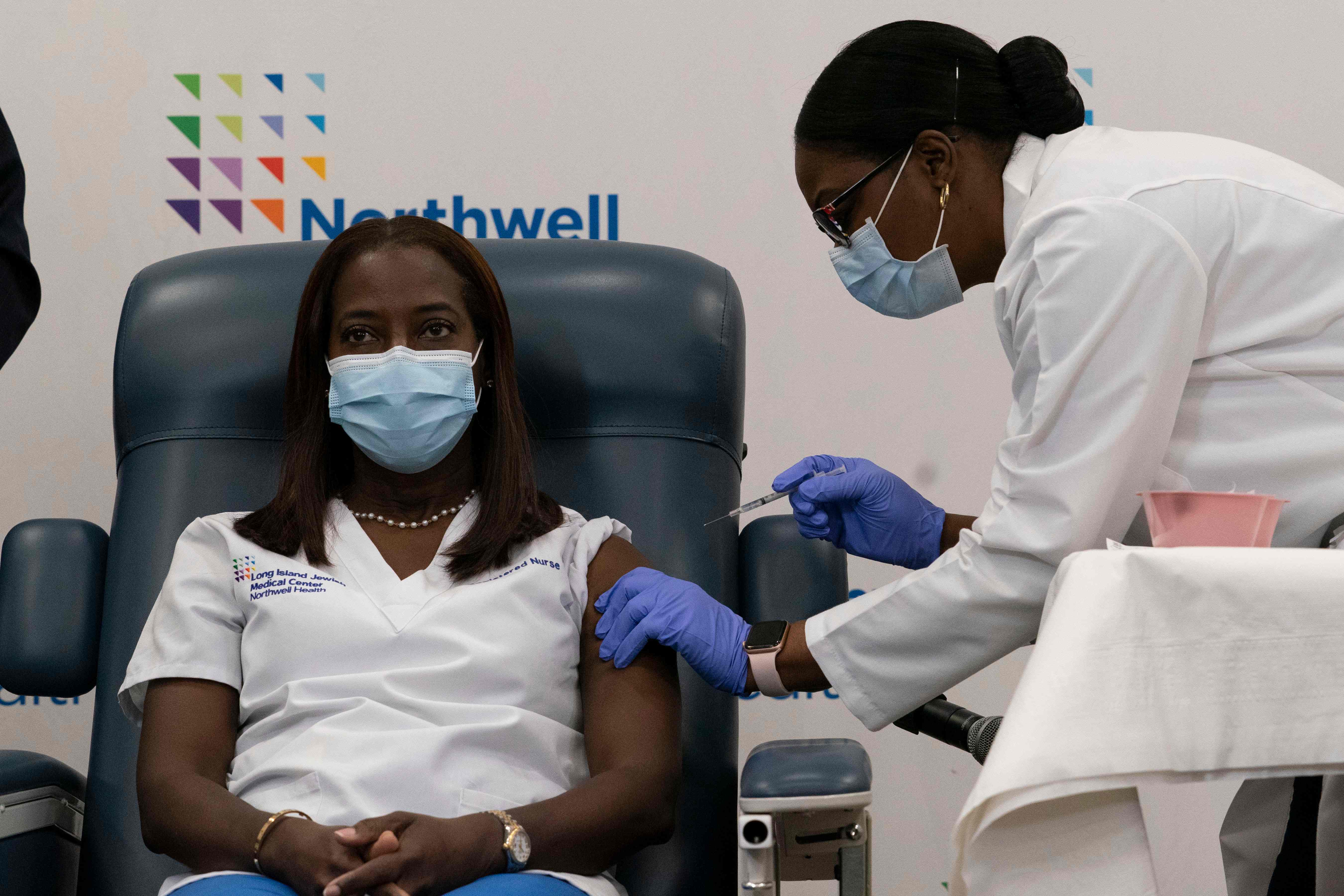 Sandra Lindsay (izquierda), enfermera del Centro Médico Judío de Long Island, es inoculada con la vacuna COVID-19 por la Dra. Michelle Chester, en el Centro Médico Judío de Long Island. (Foto Prensa  Libre: AFP)