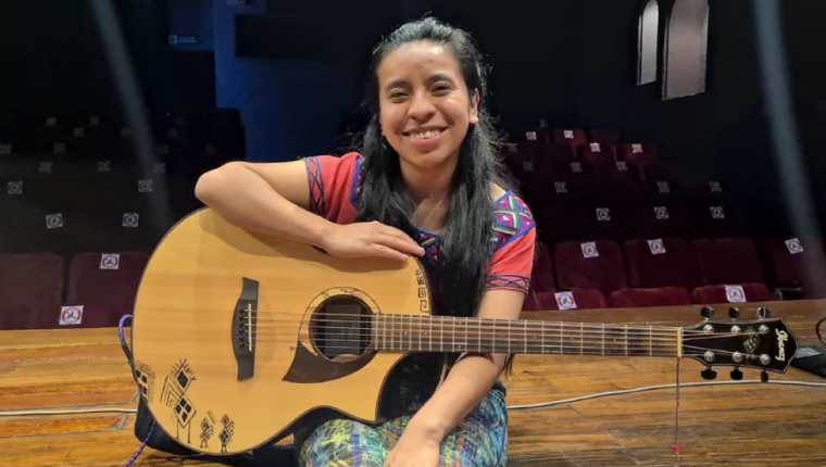 La cantautora maya kaqchikel Sara Curruchich trabaja en la producción de su segundo álbum de estudio. (Foto Prensa Libre: Cortesía)