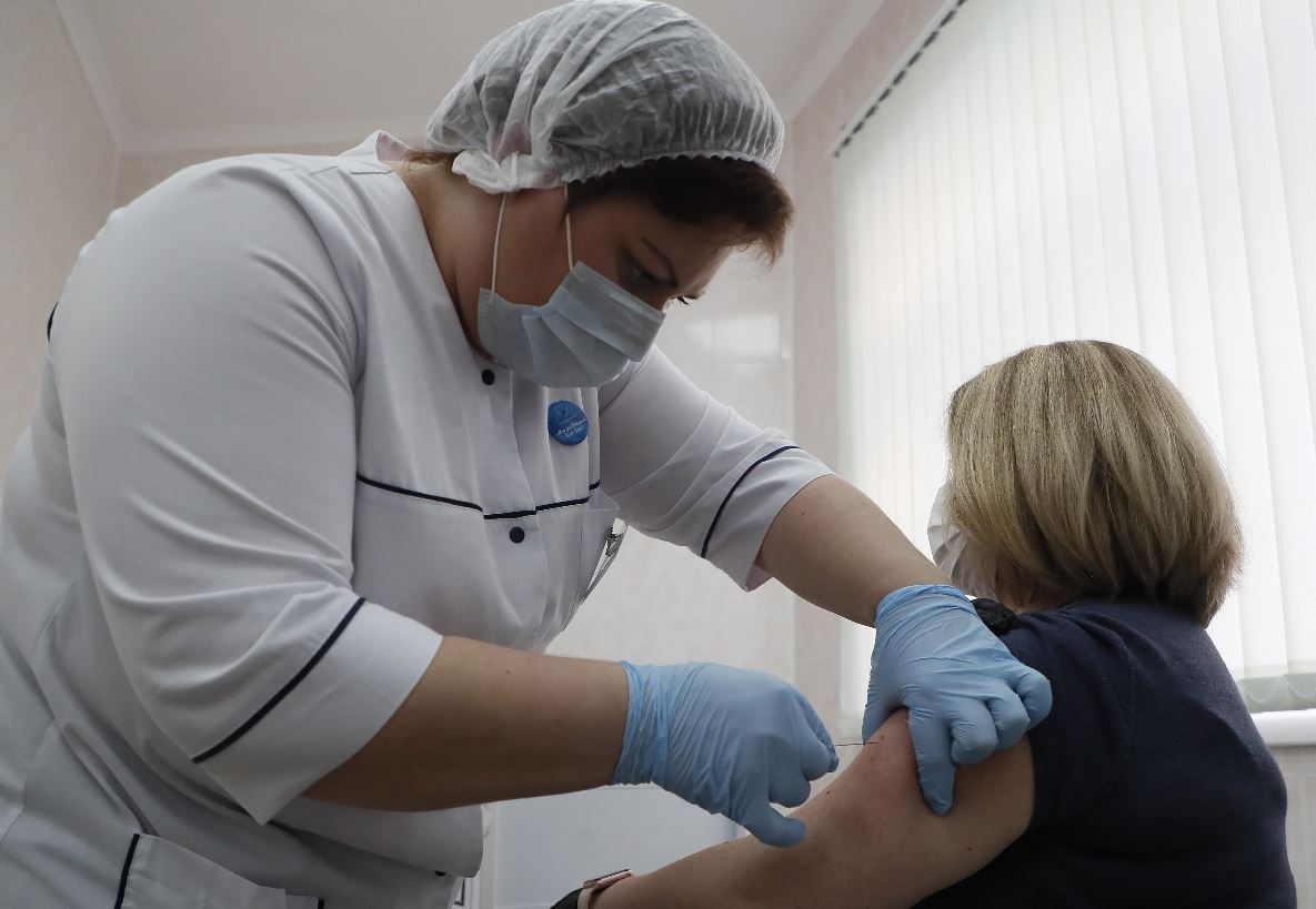 Mujer recibe la vacuna de Sputnik-V. (Foto Prensa Libre: EFE)