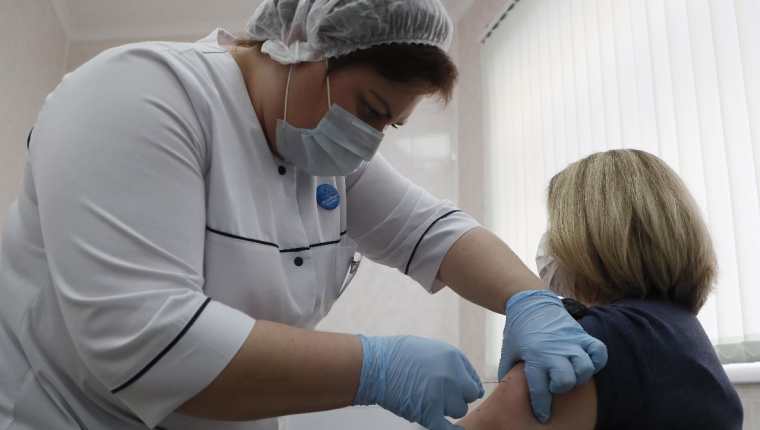 Mujer recibe la vacuna de Sputnik-V. (Foto Prensa Libre: EFE) 