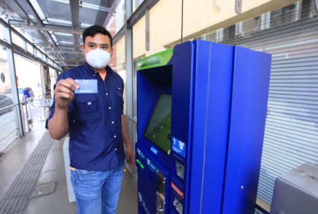 Algunas de las tarjetas que usarán usuarios del Transmetro. (Foto Prensa Libre: Byron García) 