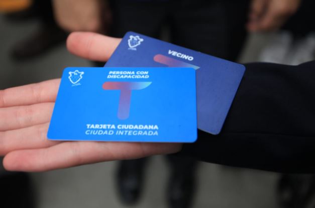 Algunas de las tarjetas que usarán usuarios del Transmetro. (Foto Prensa Libre: Byron García) 