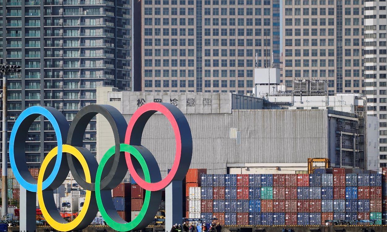Un monumento de los anillos olímpicos se transporta al paseo marítimo del parque marino de Odaiba, en Tokio, Japón. (Foto Prensa Libre: EFE) 