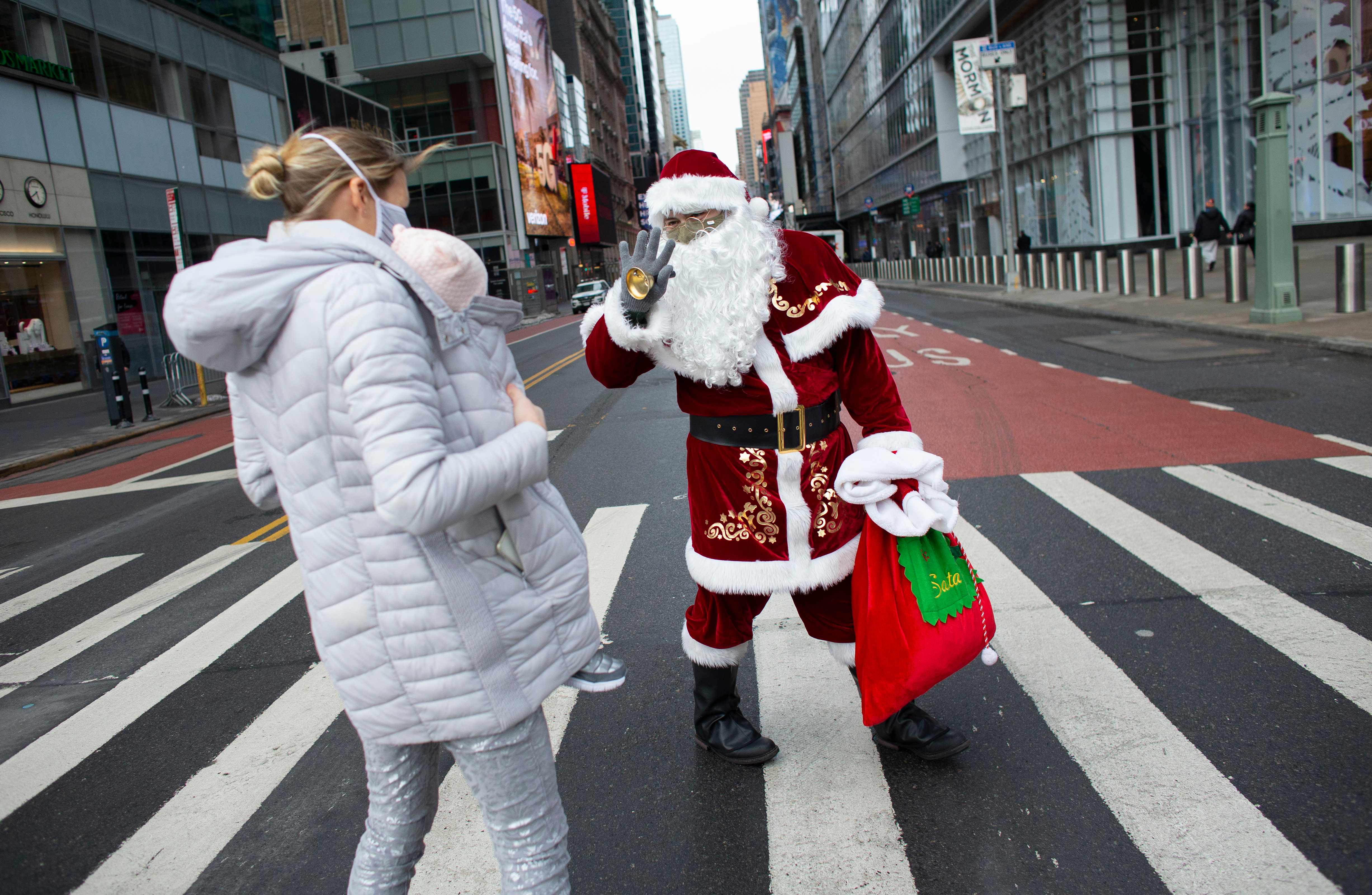 El guatemalteco Darwin Romero recorre las calles de Nueva York disfrazado de Santa Claus. (Foto Prensa Libre: AFP)