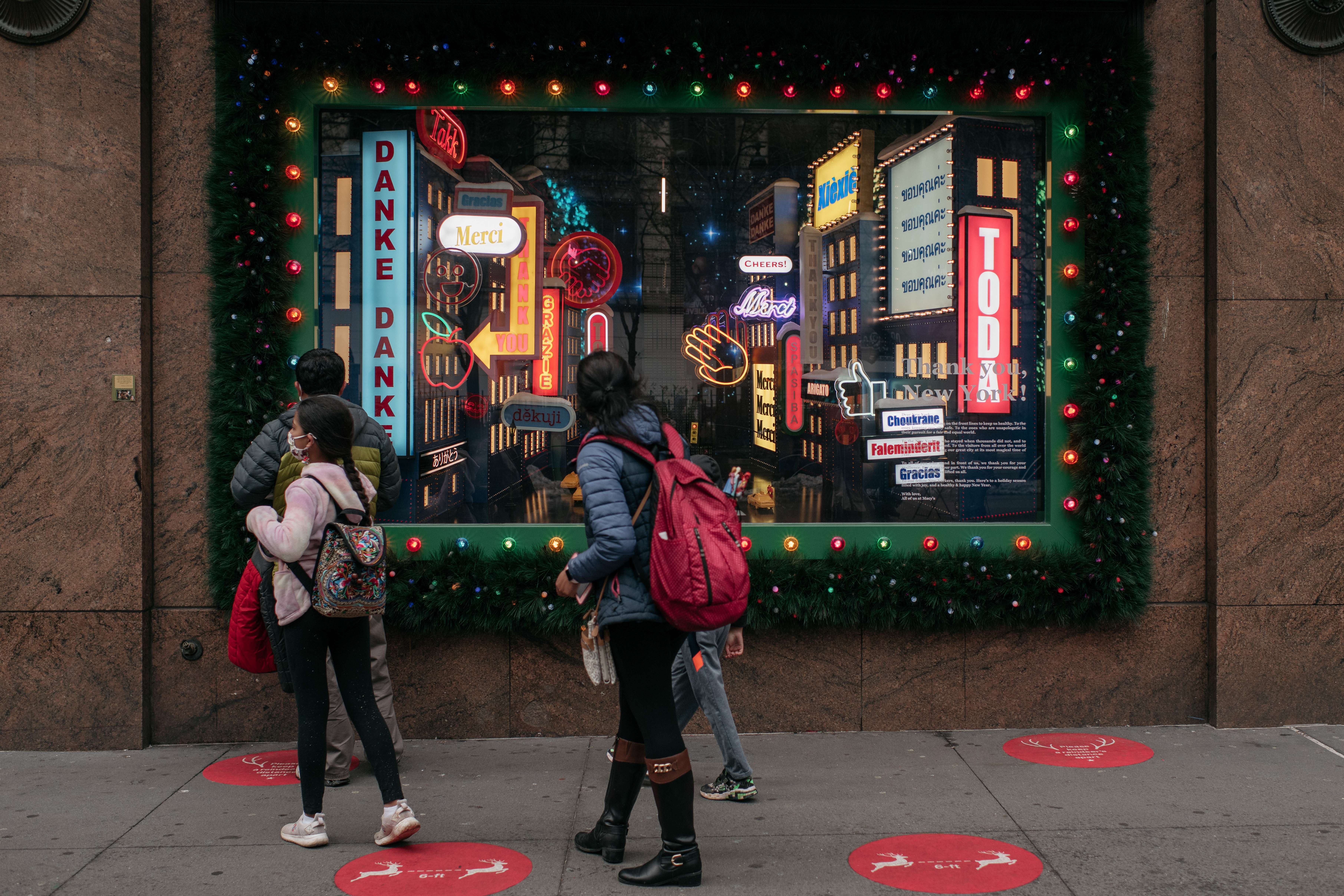 Neoyorquinos hacían compras de última hora por Navidad. (Foto Prensa Libre: AFP)