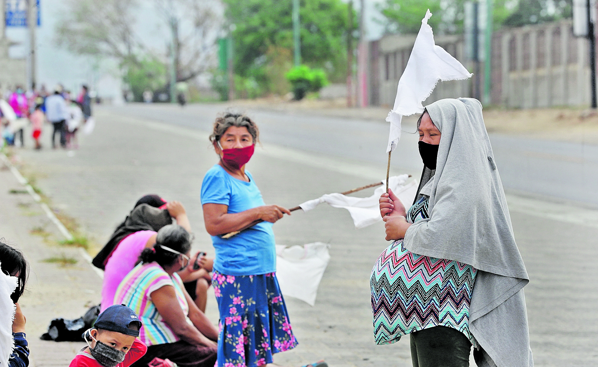Familias completas, rendidas por la falta de recursos, salieron a las calles con banderas blancas a pedir ayuda a los guatemaltecos. Foto: Érick Ávila