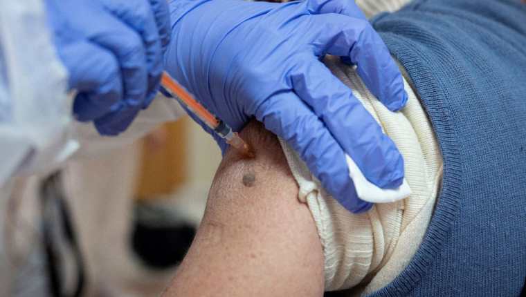 Varios países ya comenzaron la vacuna contra el covid-19. (Foto Prensa Libre: EFE)