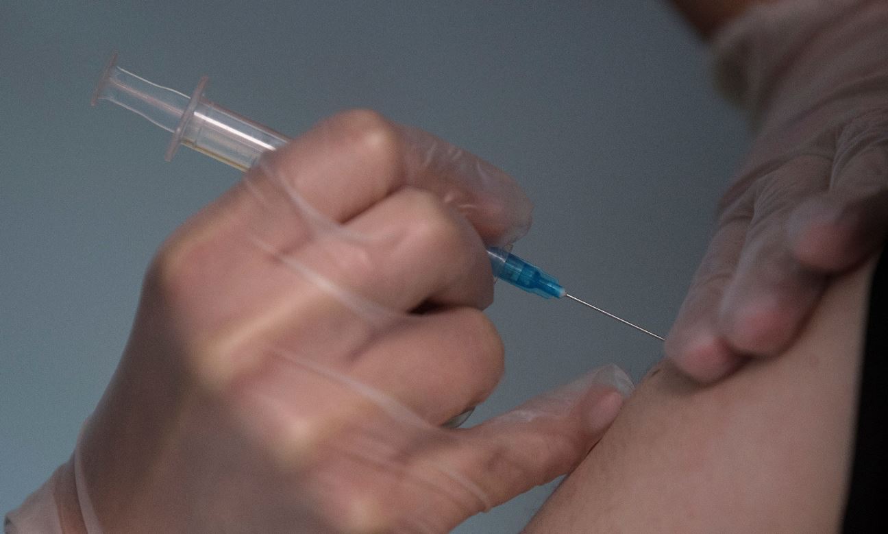 Varios países ya comenzaron la vacunación contra el covid-19. (Foto Prensa Libre: EFE)